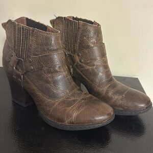b.o.c Distressed Brown Leather Ankle Boots Block‎ Heel Booties